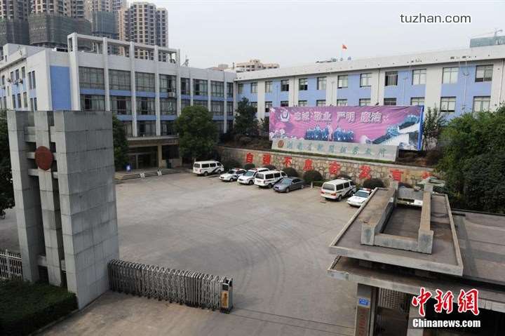 長沙市坪塘勞動教養管理所采購我公司定制生產的11KW二用一備自來水加壓泵站一套，本設備供水范圍為5公里，供水人數為3600人，目前本自來水加壓泵站運行平穩，高效節能，受到了管理所的一致好評！